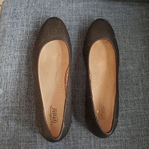 Black ballet flats